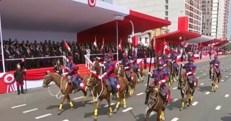 Jinetes del regimiento Mariscal Domingo Nieto montando caballos en la Gran Parada Militar 2026.
