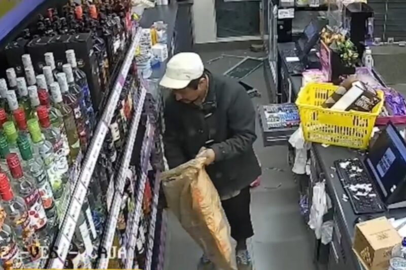 Cae “Chapita” mientras robaba los licores más caros de una tienda