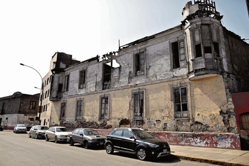 Paredes agrietadas y callejones estrechos en quintas del Centro de Lima en riesgo de colapso