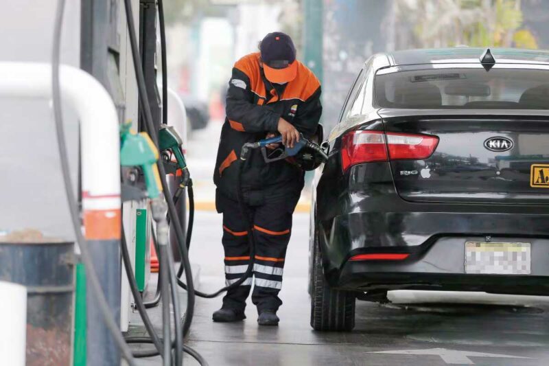 Conductores llenando tanques de gasolina en grifo de Lima