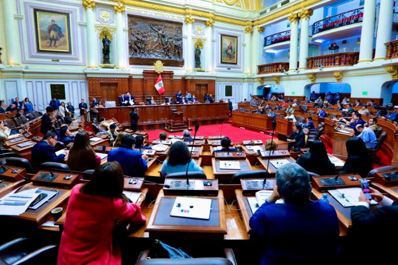 Congresistas en sesión del nuevo Congreso bicameral durante negociaciones por comisiones