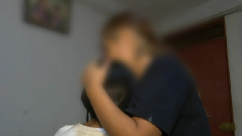 Madre abrazando a su hija tras denunciar hechos de agresión por ex mejor amiga en Los Olivos.