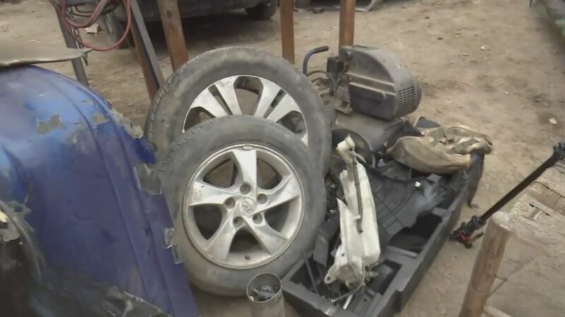 Vehículos desmantelados y herramientas incautadas en operativo policial contra banda de robo de autos en San Martín de Porres.