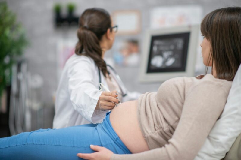 Doctora Nancy Ángeles durante entrevista sobre hábitos para aumentar la fertilidad naturalmente en ATV.