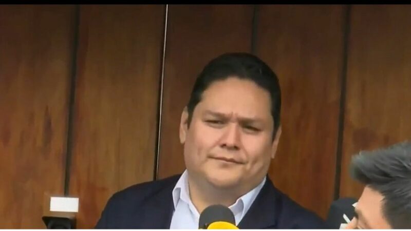 Enrique Valderrama, excandidato presidencial del APRA, durante su salida de la reunión con Keiko Fujimori en el local de Fuerza Popular.