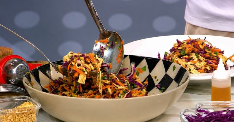Maricucina Plevisani y el nutricionista Germán Roz preparan una ensalada thai de pollo colorida y nutritiva, con aliño de mantequilla de maní y kión.