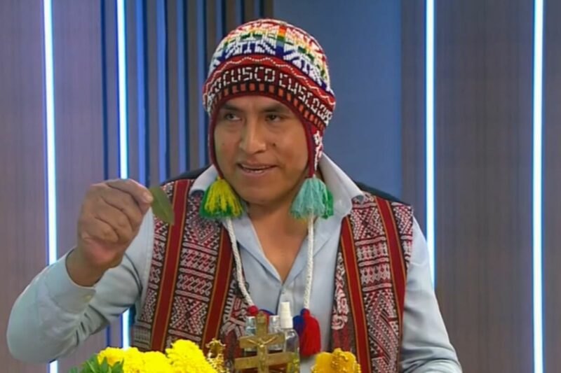 Don Abel el curandero andino durante la predicción del partido España Bélgica en ATV Noticias