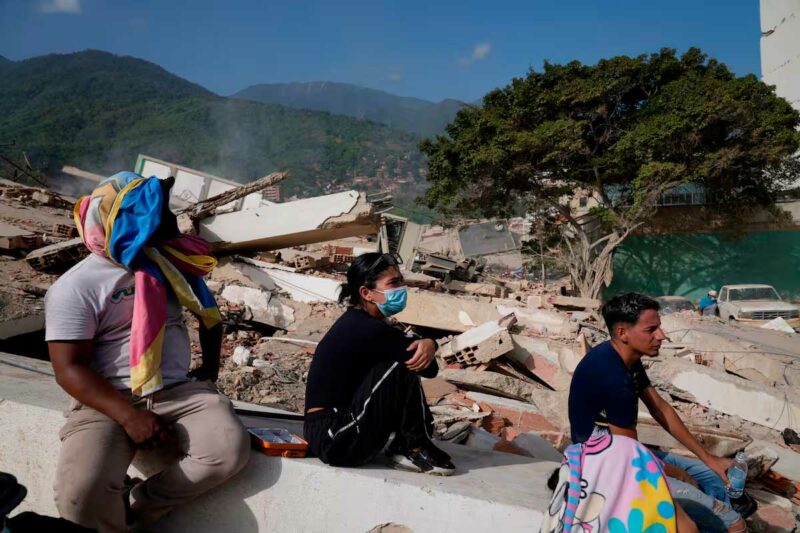 Familias desplazadas en carpas improvisadas tras el terremoto en La Guaira, Venezuela
