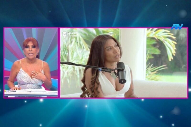 Magaly Medina escucha con atención el testimonio de la salsera Masiel Málaga en el set de su podcast.