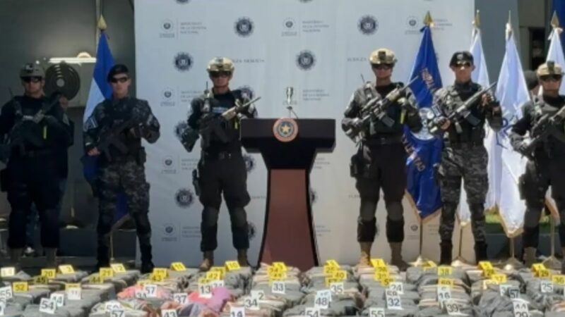 Efectivos salvadoreños durante incautación de cargamento de cocaína.
