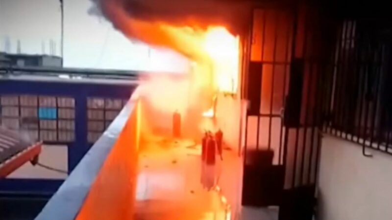 Aula incendiándose en colegio de Santa Clara.