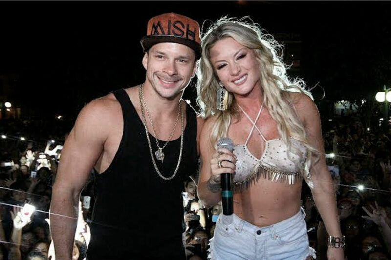 Mario Hart y Leslie Shaw posan juntos en una presentación musical durante su relación en 2015.