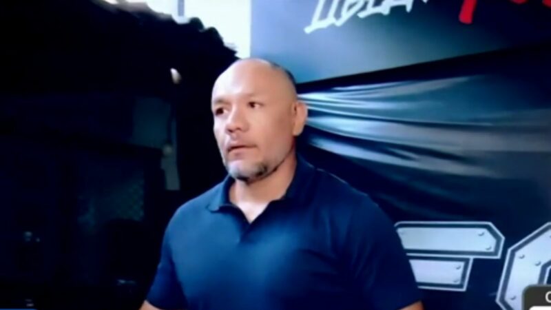 Jackson Mora durante una entrevista por acusaciones de estafa.