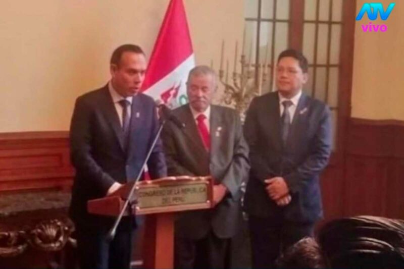José Jerí recibiendo condecoración del Congreso en ceremonia a puerta cerrada