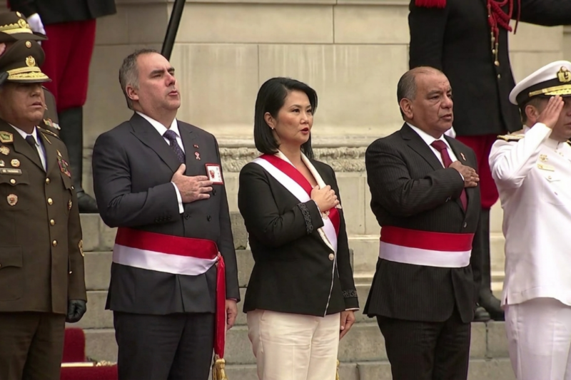 ¡Entre camaretazos! Keiko Fujimori es reconocida como jefa suprema de las Fuerzas Armadas y la Policía Nacional