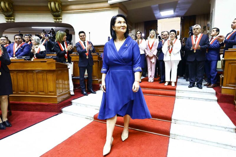 Keiko Fujimori con vestido azul de diseño peruano durante la toma de mando
