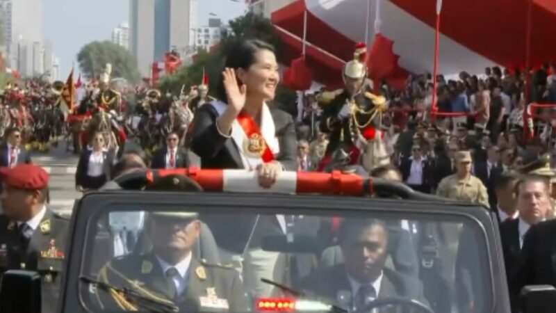 Keiko Fujimori se despide de la Gran Parada Militar desde un vehículo en la avenida Brasil