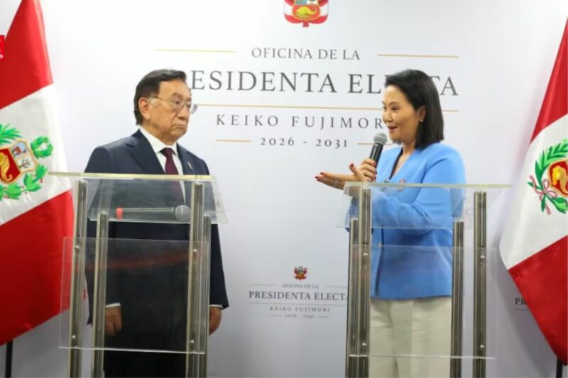 Keiko Fujimori recibe consejos de Balcázar en su primer encuentro por el cambio de mando