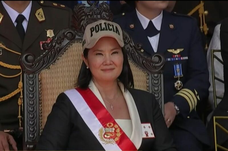 Keiko Fujimori usando el gorro de la Policía Nacional durante el desfile cívico militar.