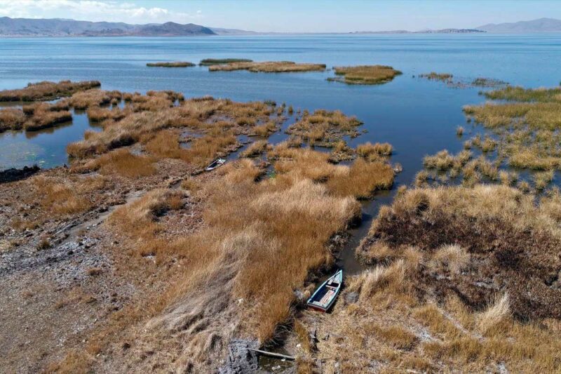 Lago Titicaca con nivel de agua reducido por ausencia de lluvias