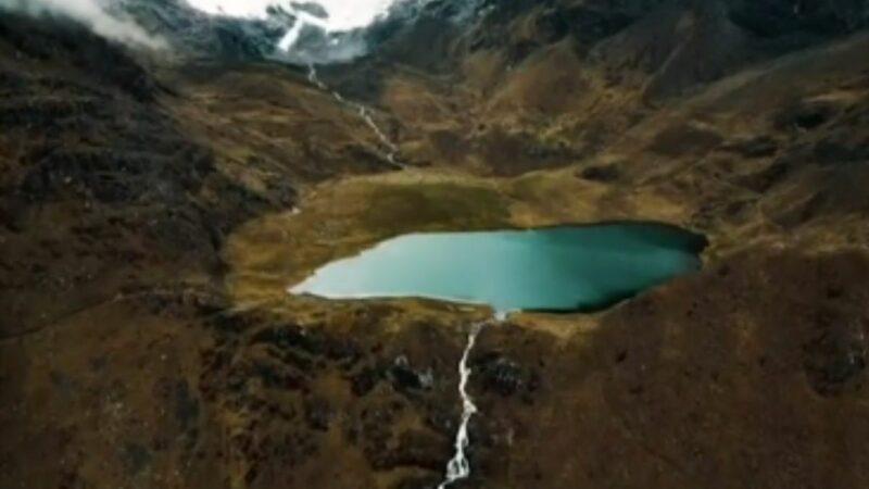 Vista de la laguna Lasuntay en el nevado Huaytapallana con riesgo de desborde tras sismo en Junín