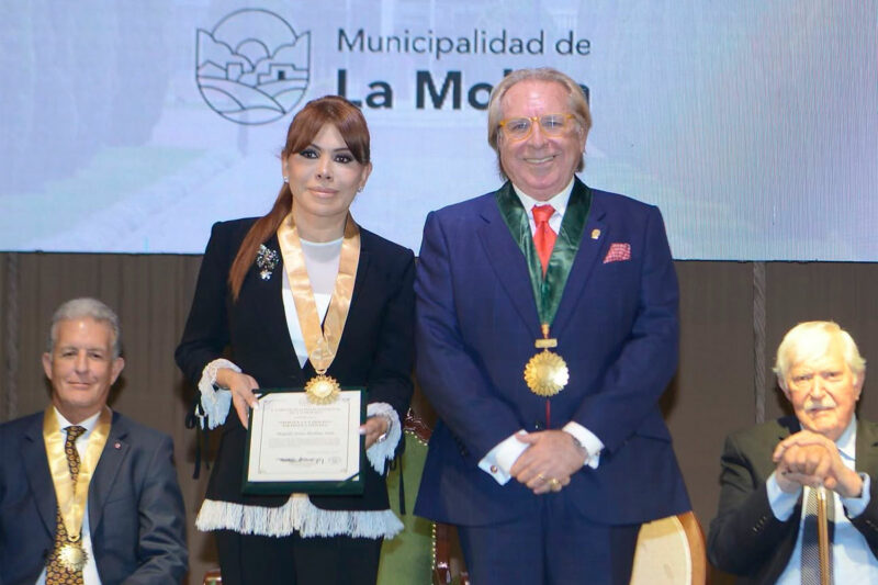 Magaly Medina muestra su medalla y diploma durante la condecoración en la Municipalidad de La Molina.