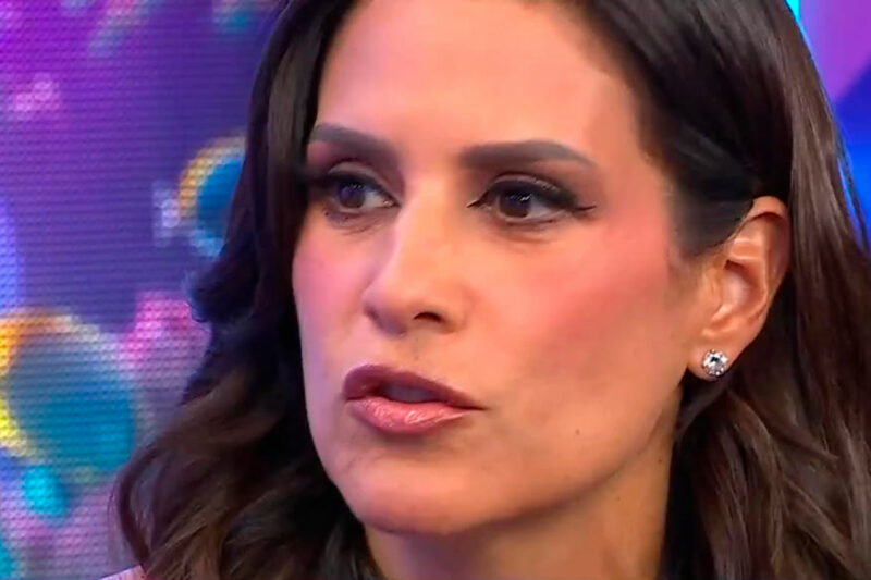 María Pía Copello mira a la cámara durante una entrevista sobre difamación y ataques en redes sociales.