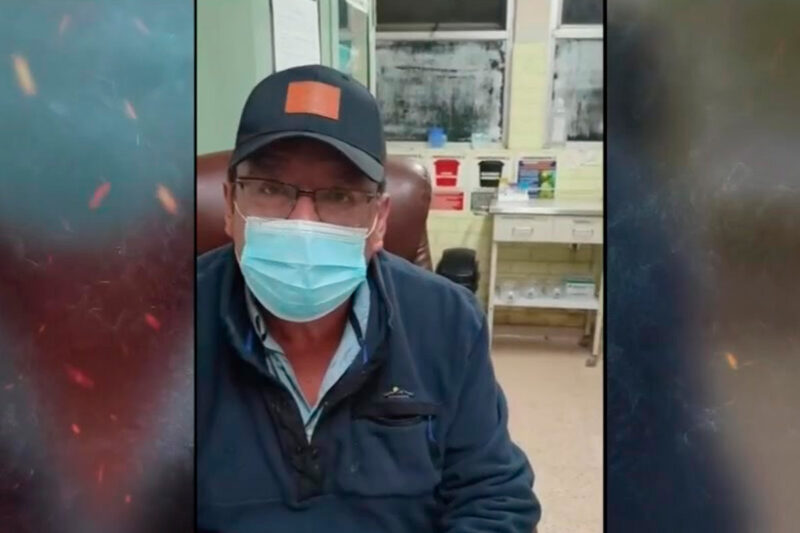 Médico César Augusto China confrontado por pacientes en el Hospital Carlos Monge de Puno