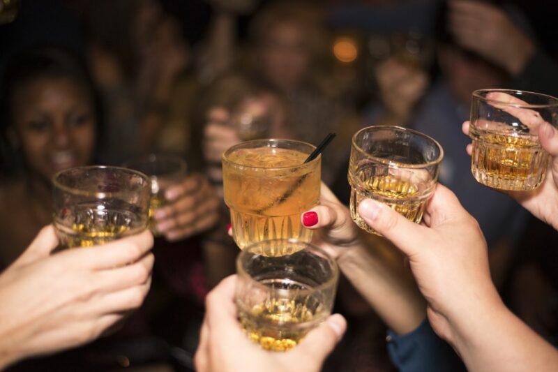 Menores consumen alcohol desde temprana edad y las mujeres encabezan las cifras