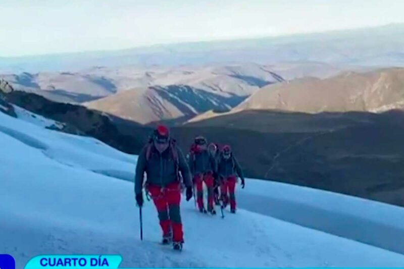 Rescatistas escalando el nevado Huascarán en búsqueda de los tres montañistas desaparecidos