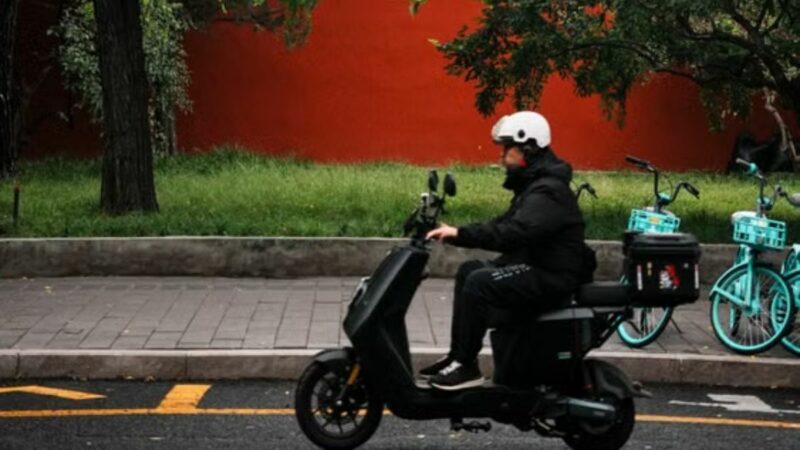 Motocicleta eléctrica circulando junto a una ciclovía en una avenida de Lima, en referencia a la nueva multa de tránsito del MTC.