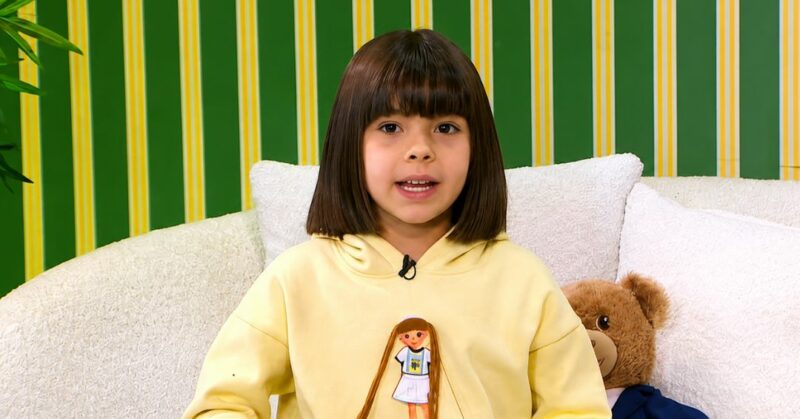 Noah Martínez, youtuber de 7 años, en el set de Así de Simple con sus accesorios intercambiables.