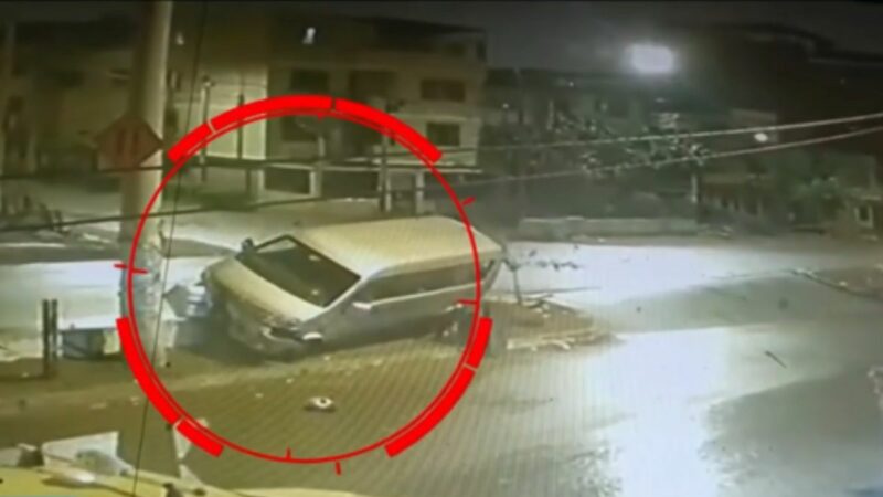 Minivan chocada durante persecución por robo de celular en San Juan de Miraflores