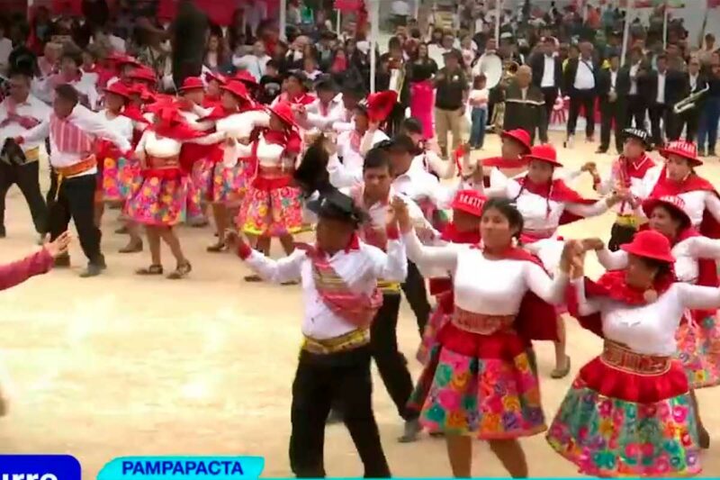 Desfile tradicional en el centro poblado de Pampapacta durante su aniversario