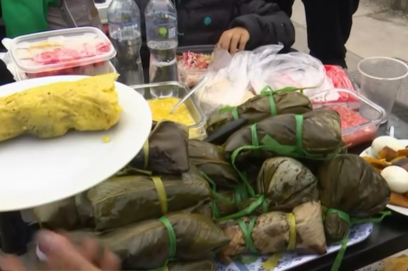 La otra cara de la Gran Parada Militar: emprendedores llevan ricos platillos para ganarse el día