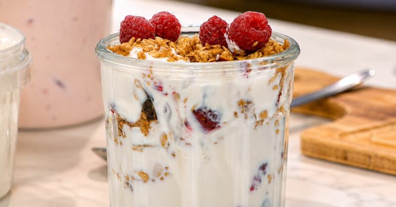 Maricucina Plevisani muestra el parfait con granola en el set de Así de Simple.