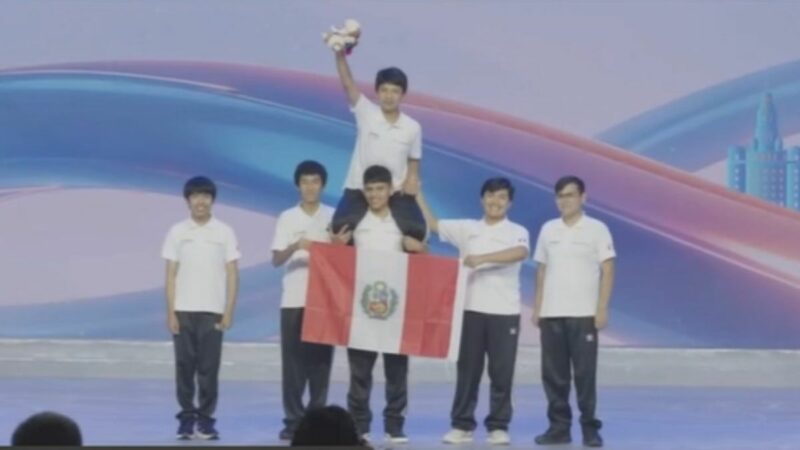 Delegación peruana de la Olimpiada Internacional de Matemáticas en Shanghái durante la competencia.