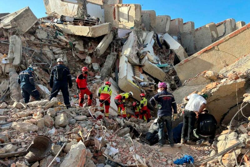 Familiares y comunidad peruana buscan a desaparecidos tras terremoto en Venezuela