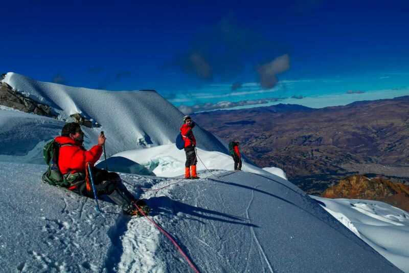 Rescatistas en el nevado Huascarán durante operativo de búsqueda de montañistas desaparecidos