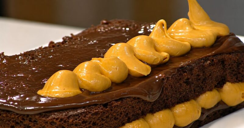 Sandra Plevisani muestra la torta de caramelo batido con chocolate en el set de Así de Simple.