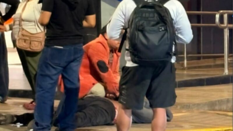 Presunto ladrón reducido en el pavimento por su víctima tras asalto a la salida de un banco en San Juan de Lurigancho.