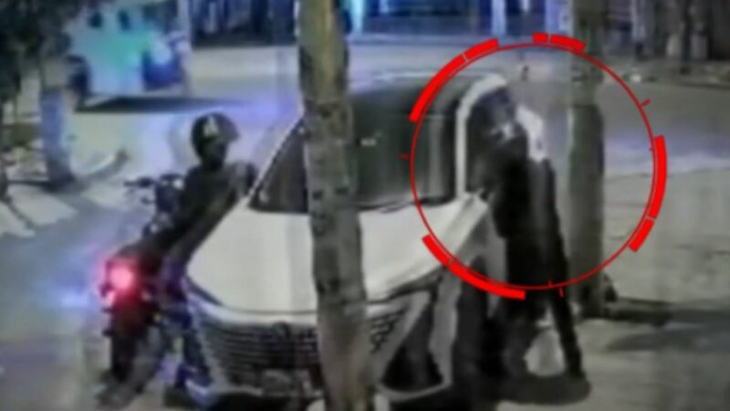 Dos delincuentes roban espejos de camioneta estacionada en el Rímac.