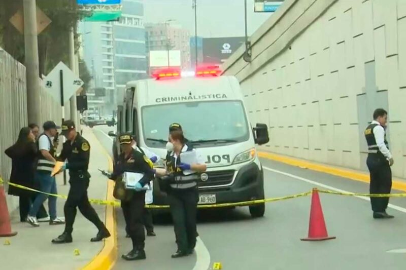 Vehículo baleado en el robo de lingotes de oro en la avenida El Derby, Surco