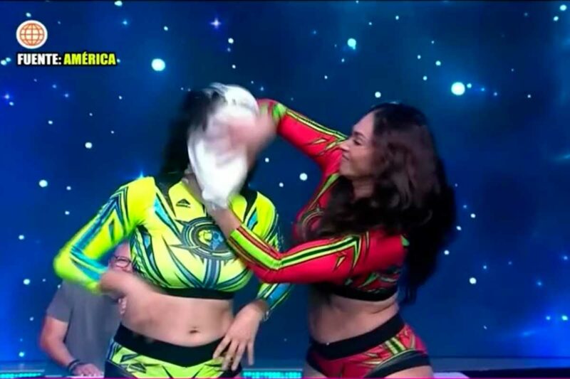 Rosangela Espinoza con el cabello lleno de torta tras el ataque de Melissa Loza en Esto es Guerra