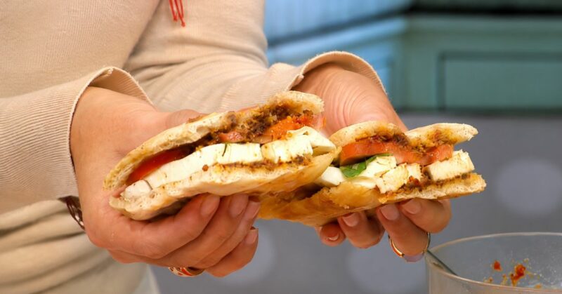 Maricucina Plevisani sosteniendo un sándwich caprese con mozzarella, tomate y albahaca en el programa Así de Simple.