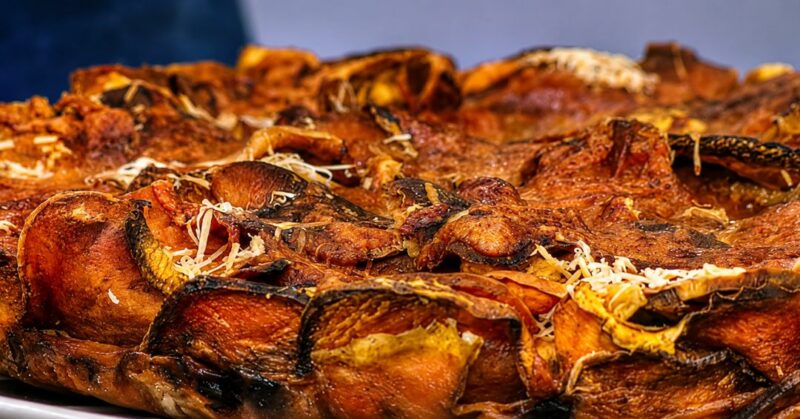 Sandra Plevisani sirviendo una tarta de camote con carne y queso en el programa Así de Simple.