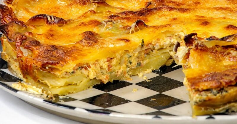 Sandra Plevisani sirviendo una tarta de papas con atún y sillao, gratinada y dorada, en el programa Así de Simple.
