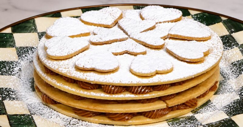 Sandra Plevisani enseña a preparar una torta de alfajor con masa de harina y maicena, rellena de manjar blanco.