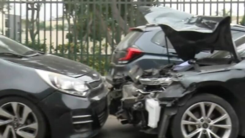 Vehículos destrozados tras el triple choque en el Óvalo Monitor de La Molina.