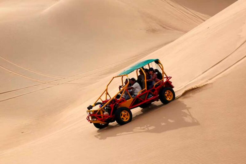 Tubular volcado en las dunas de La Huacachina tras accidente con turistas